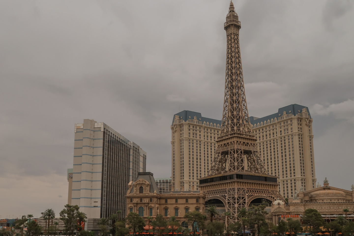 Paris Las Vegas on X: While our Eiffel Tower again lights up the