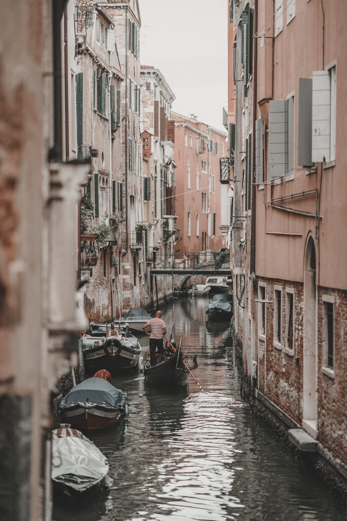 venice travel guide. venice canal photography 
